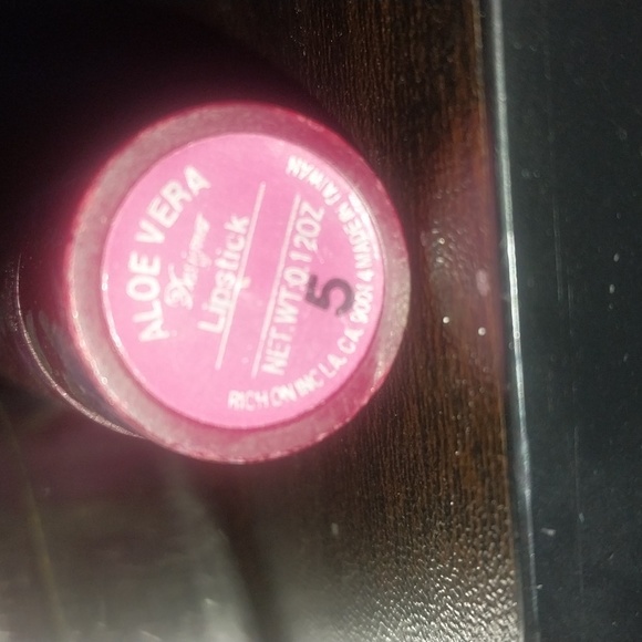 Aloe vera (free) designer lipstick - Picture 3 of 3